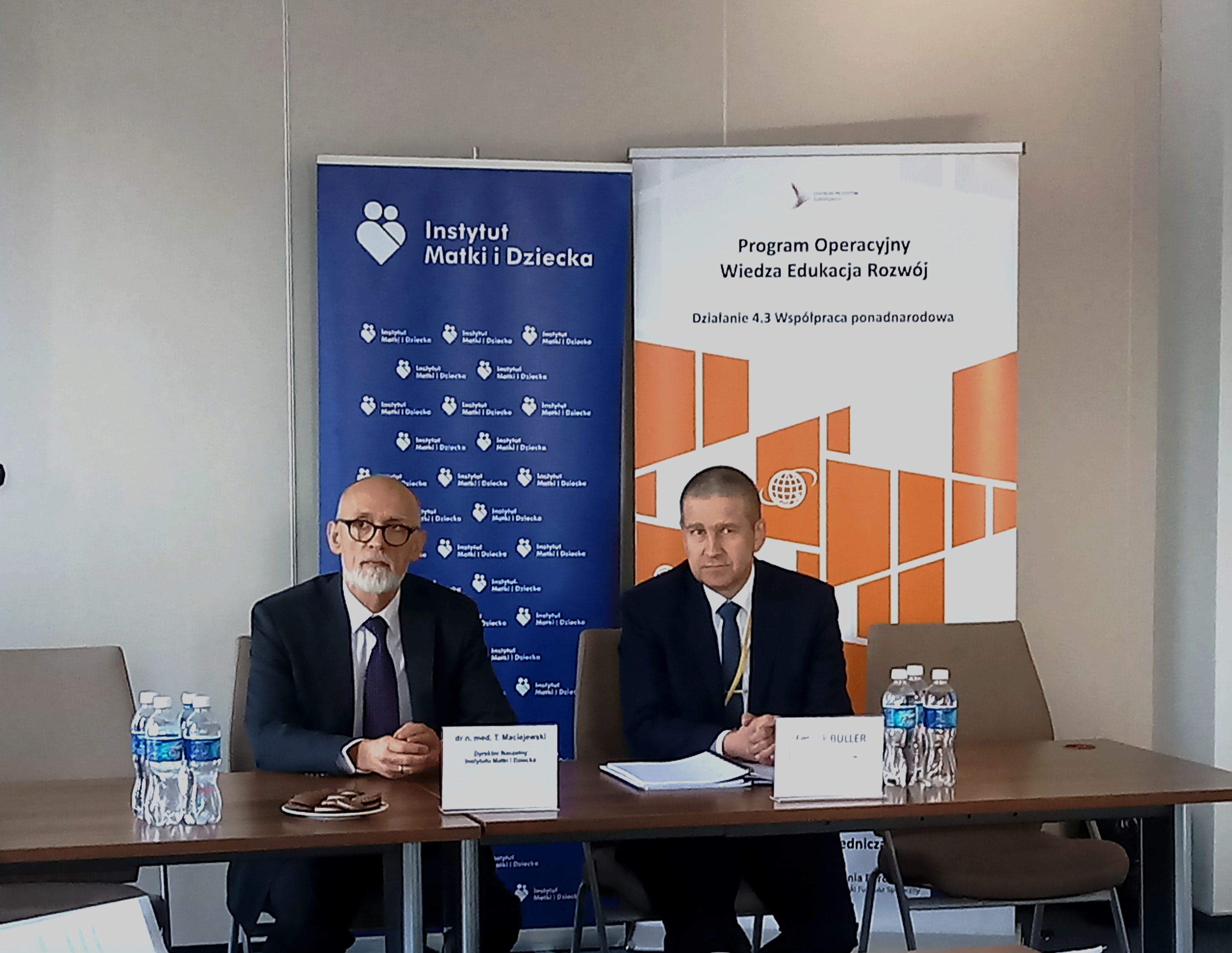 od lewej: dr Tomasz Maciejewski, dyrektor IMiD, dr Leszek Buller,  dyrektor CPE