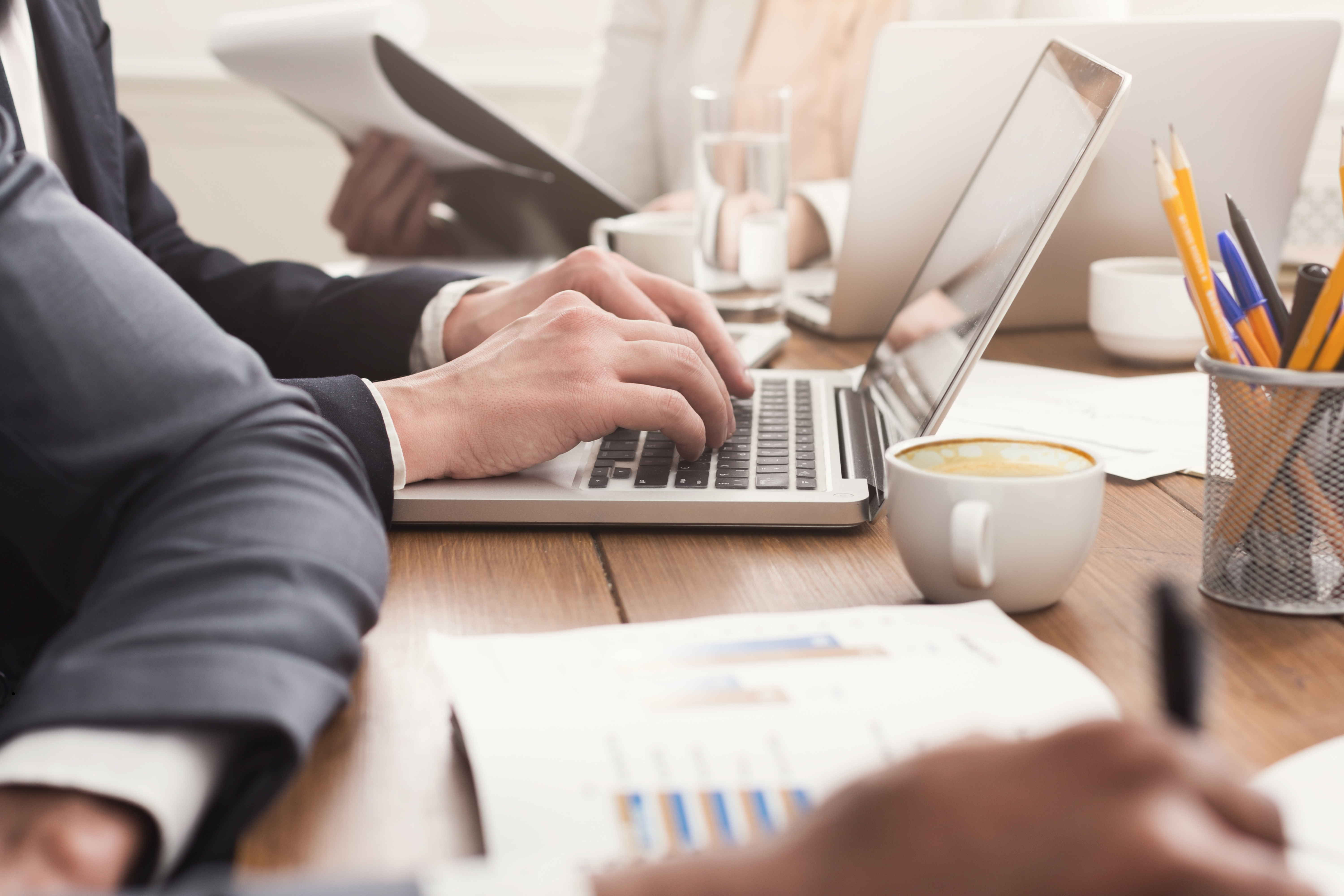Osoba, która siedzi przy biurku i pisze na laptopie.1