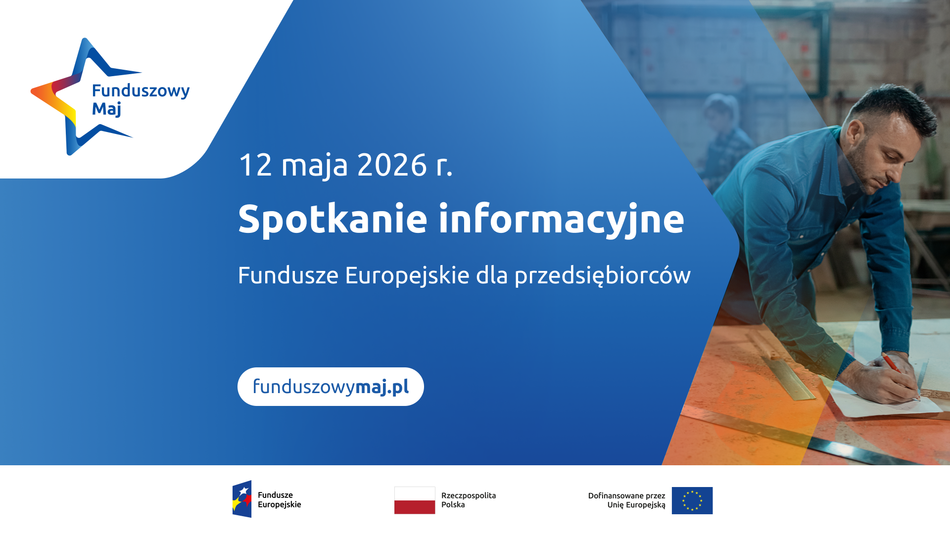 Mężczyzna szkicujący w notatniku w pracowni stolarskiej.1