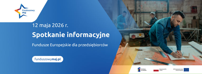 Mężczyzna szkicujący w notatniku w pracowni stolarskiej.1