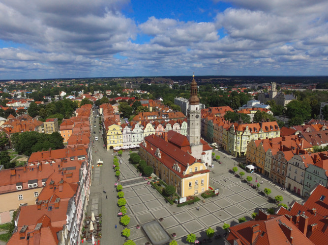 Ratusz w Bolesławcu z lotu ptaka Prawa autorskie: ©Urząd Miasta Bolesławiec, źródło: http://revival.ioer.eu