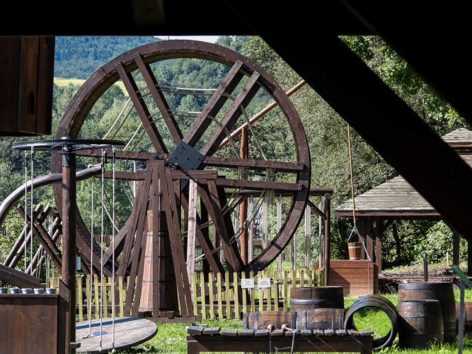 Damian Nowak - Park edukacyjno-etnograficzny w Skansenie Wsi Pórzańskiej im. prof. R. Reinfussa w Szymbarku; najstarsze maszyny - koło deptakowe