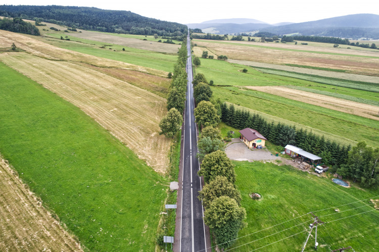 Zmodernizowana droga wojewódzka nr 977 w miejscowości Gładyszów w ramach projektu Modernizacja połączenia drogowego Preszów-Bardejów-Gorlice