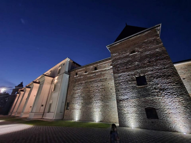 12-lutsk-jesuit-college-and-the-chartoryski-tower-after-renovation.jpg
