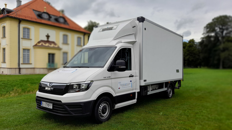 zakup specjalistycznego samochodu do przewozu cennych i kruchych artefaktów