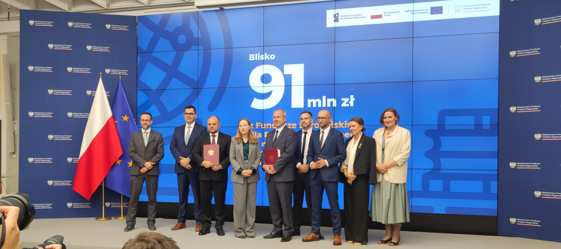 Grupowe zdjęcie Dyrektorów CPE i Dyrektora Generalnego FRSE z Ministrą Funduszy i Polityki Regionalnej